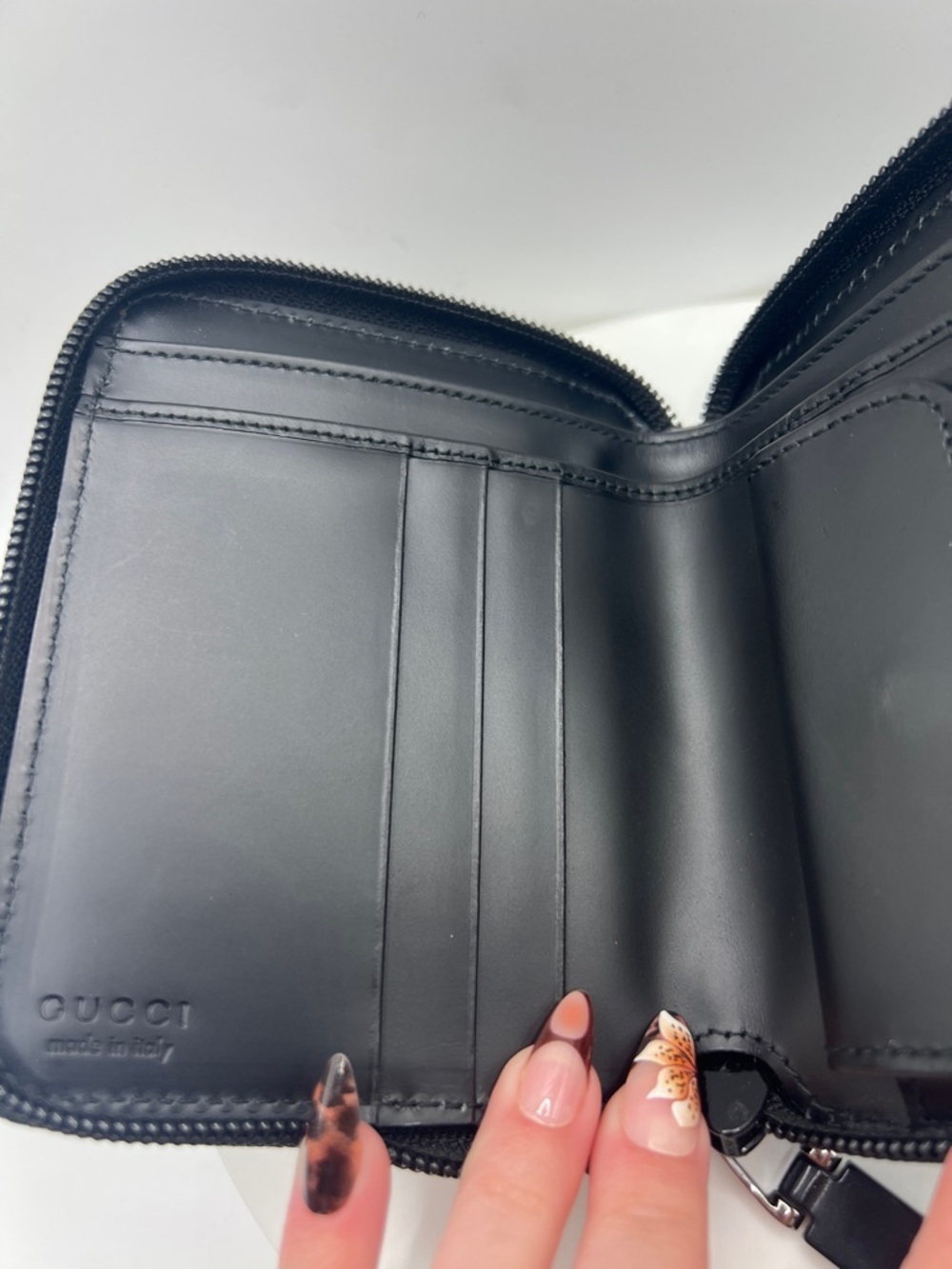7050. Authentic Gucci Black Leather Zip Wallet with Glossy Logo. Made in Italy. - Picture 12 of 16
